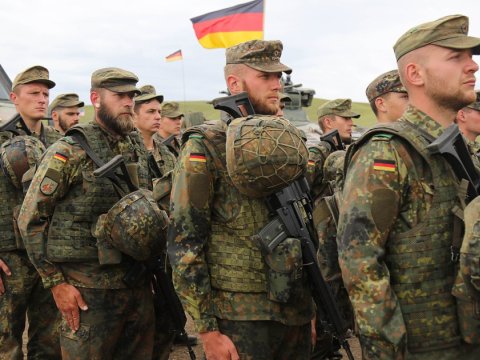 Almaniyada əsgər çatışmır