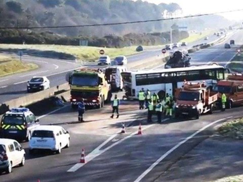 Məktəbliləri daşıyan avtobuslar yük maşını ilə toqquşdu 