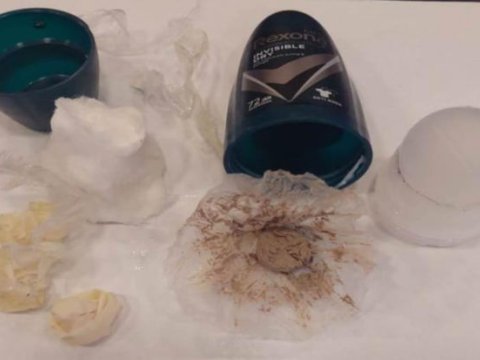 Bacı həbsdəki qardaşına narkotik keçirmək istədi, yaxalandı