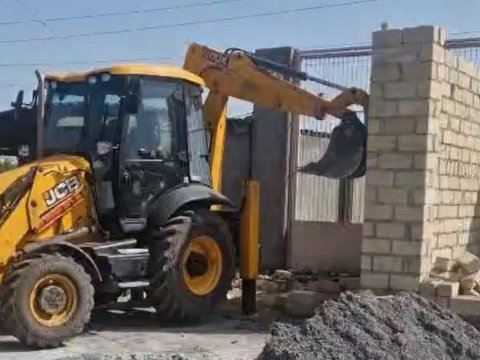 Yol kənarındakı qanunsuz tikililər söküldü - VİDEO