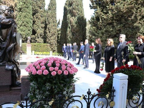 Səhiyyə Nazirliyinin rəhbərliyi Zərifə Əliyevanın xatirəsini andı
