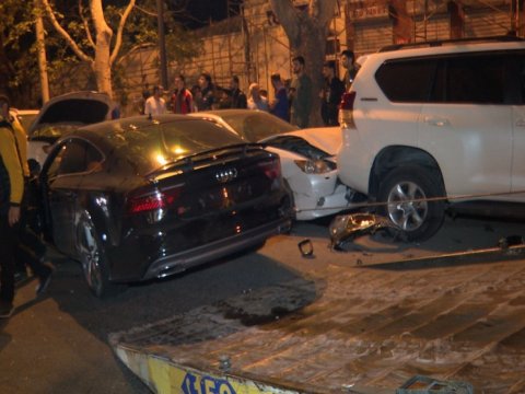 Bakıda avtomobillər sürət yarışına çıxdı, 9 maşın toqquşdu - VİDEO