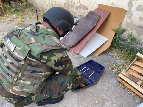 Sumqayıtda 5 ədəd qumbara tapıldı - VİDEO