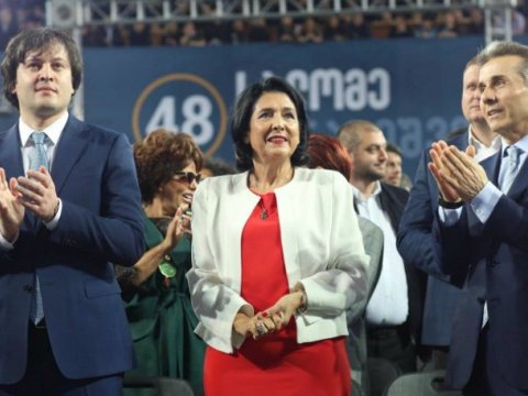 Gürcüstanda siyasi böhran: Baş nazir Prezidenti 