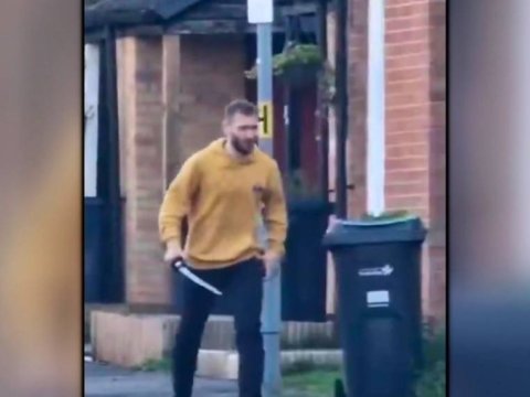 Londonda kişi xəncərlə insanlara hücum edib - Yaralılar var