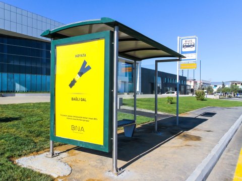 Dayanacaqda içərisində noutbuk olan çanta oğurlandı