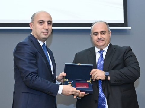 Prezident BSU-nun rektorunu təltif etdi
