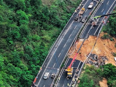 Yol çökdü, 24 nəfər öldü