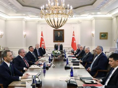 Ərdoğan komandası ilə konstitusiyanı müzakirə etdi 