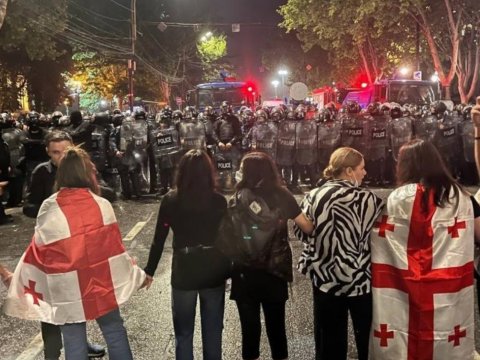 Tbilisidə etirazçılar Rusiya bayrağını cırdılar