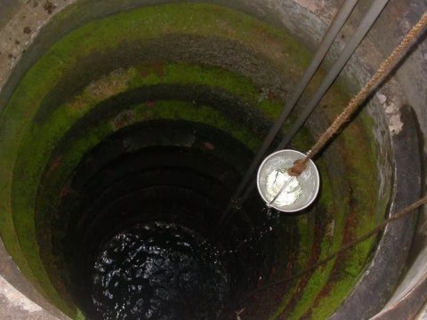 Lökbatanda kişi quyuya düşüb öldü