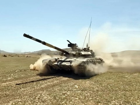 Azərbaycan tankları şərti düşməni məhv etdi - VİDEO