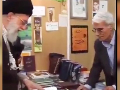 Xameneidən kitab satıcısına Azərbaycan dili ilə bağlı irad - VİDEO