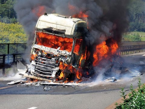 Ucarda yük maşını yandı