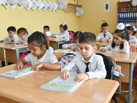 Azsaylı xalqların dilində dərsliklər məktəblərə göndərilib