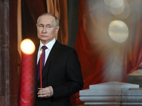 Putin Xilaskar İsa Məsih Kilsəsində Pasxa mərasimində