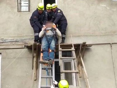 Binanın damında köməksiz qalan qadın xilas edildi - VİDEO