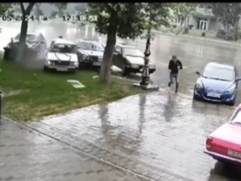 Əvvəlcə 3 avtomobilə, sonra ağaca çırpıldı - Anbaan görüntülər