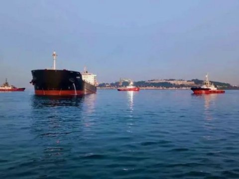 Bosfor boğazında gəmi saya oturub