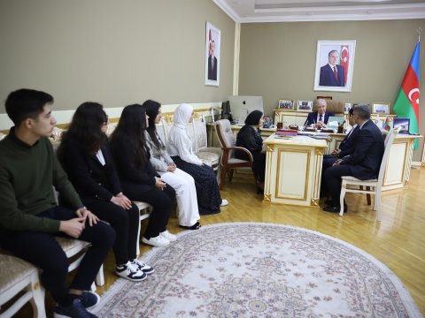 GDU-nun rektoru müsabiqədə uğur qazanan tələbələrlə görüşüb - FOTO