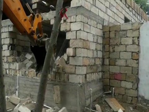 Sahil qəsəbəsində sənədsiz obyekt söküldü - VİDEO