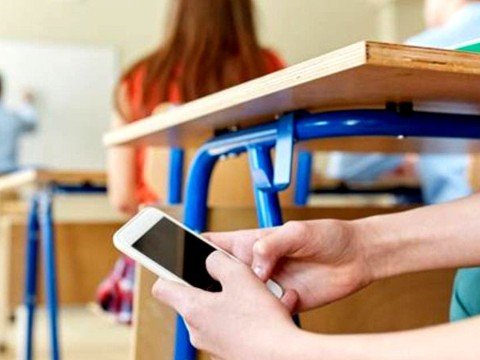 Hökumət məktəblərdə mobil telefonları qadağan etdi