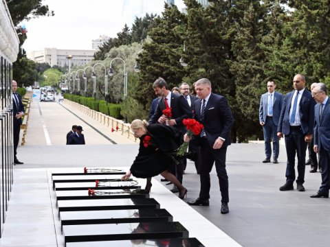 Slovakiyanın Baş naziri Şəhidlər xiyabanını ziyarət etdi - FOTO