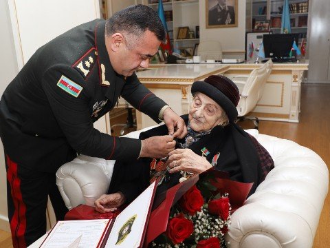 Dövlət Xidməti 102 yaşlı veteranı təltif etdi - FOTOLAR