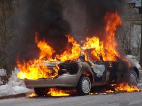 Qəbələdə maşın yandı