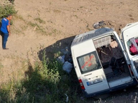 Goranboyda fəhlələri daşıyan avtobus qəzaya düşdü - Yaralılar var