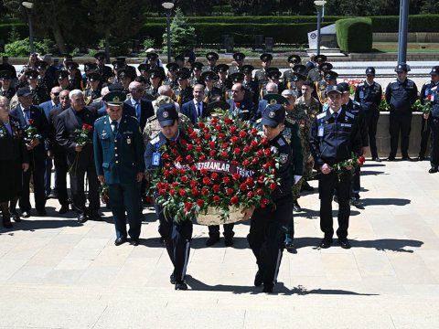 Həzi Aslanovun abidəsi ziyarət olunub - FOTO