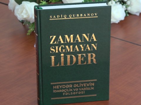 Nobel Mükafatı Laureatı deputatın elmi əsərindən qeydlər götürüb