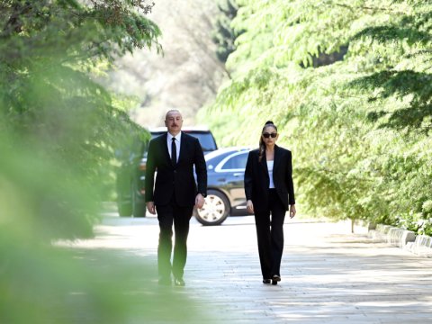Prezident və birinci xanım Heydər Əliyevin məzarını ziyarət etdi - FOTOLAR