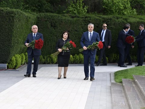 Rəsmilər Heydər Əliyevin xatirəsini anıblar - FOTOLAR