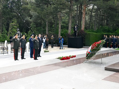 Müdafiə Nazirliyinin rəhbərliyi Fəxri xiyabanı ziyarət edib - VİDEO