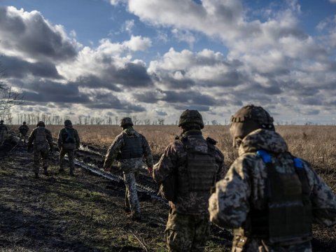 Daha 13 ukraynalı hərbçi təslim oldu