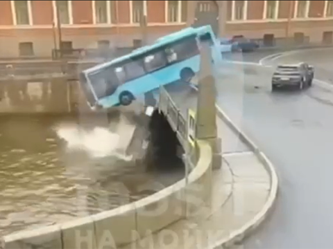 20 nəfəri daşıyan avtobus çaya düşdü, ölən var - VİDEO