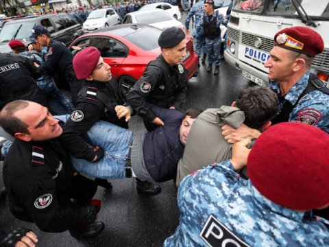 Polis hərəkətə keçdi - Ermənistandakı aksiyalarda saxlanılanlar var