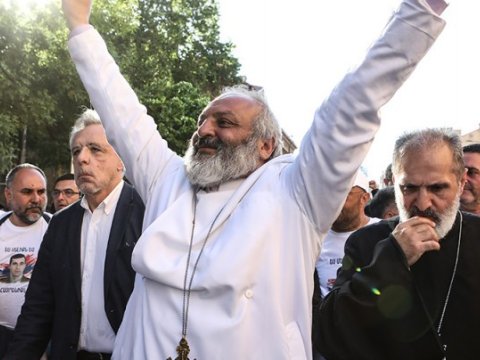 Ermənistanı qatıb-qarışdıran keşiş Kanada vətəndaşıymış