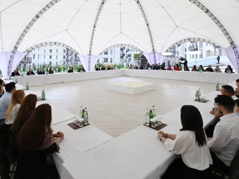 İlham Əliyev və Mehriban Əliyeva Şuşada sakinlərlə görüşdü 