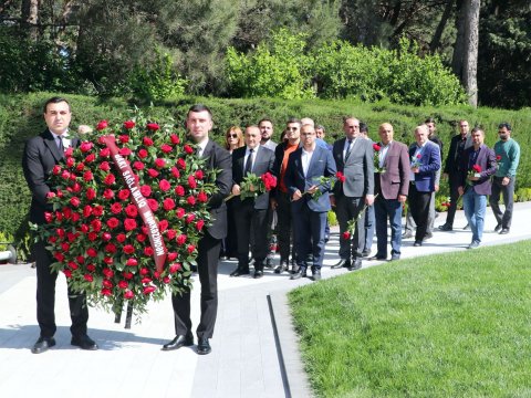 Bakı Sağlamlıq Mərkəzinin kollektivi Ulu Öndərin məzarını ziyarət edib - FOTO