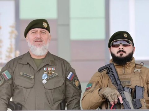 Putin Kadırovun qardaşı oğlunu mükafatlandırdı