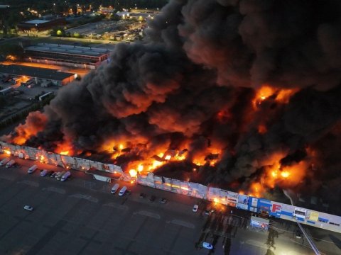 Varşavada ticarət mərkəzində YANĞIN