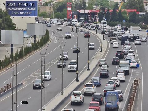 Maşın piyadanı vurdu, tıxac yarandı