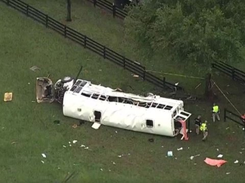 Ferma işçilərini daşıyan avtobus qəzaya uğradı - 8 ölü