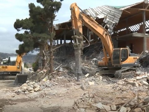 Bakıda 3 ilə tikilən hotel üç günə söküldü - VİDEO