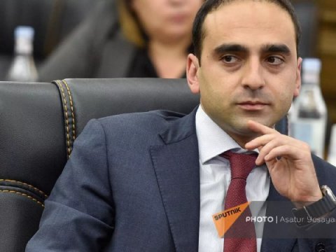 İrəvan meri Parisə gedib