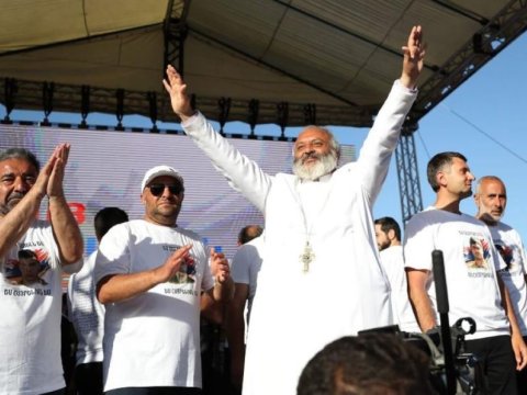 İrəvanda aksiyalar davam edir: Keşişdən növbəti çağırış