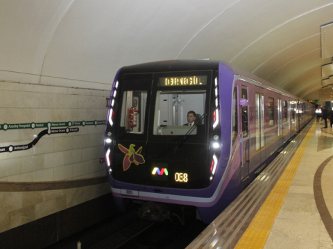 Metroda qatar qapısı açıq hərəkət edib? - Rəsmi cavab