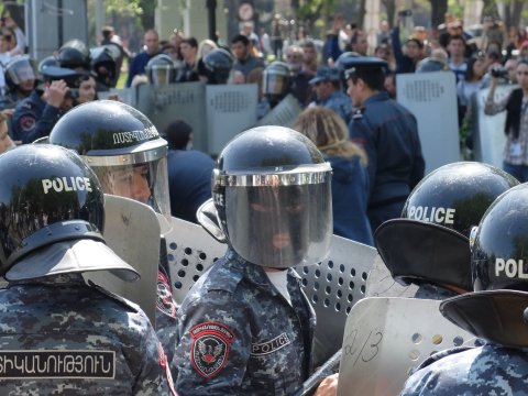 Ermənistanda polislər hökumət binasını MÜHASİRƏYƏ ALIB